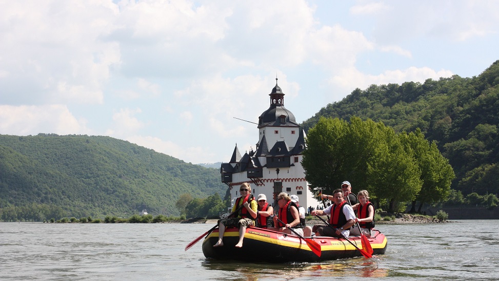 Ein Spaß auf dem Wasser für die ganze Familie: Rhein Rafting! Die Touren werden stets von erfahrenen Guides begleitet.